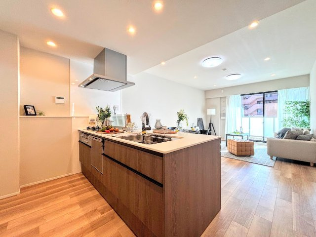 ルネ横浜戸塚のキッチン|◆キッチンからダイニングやリビングが見渡せるキッチン。料理をしながら家族とコミュニケーションをとれるだけでなく、大きな開放感も得られることができます。
