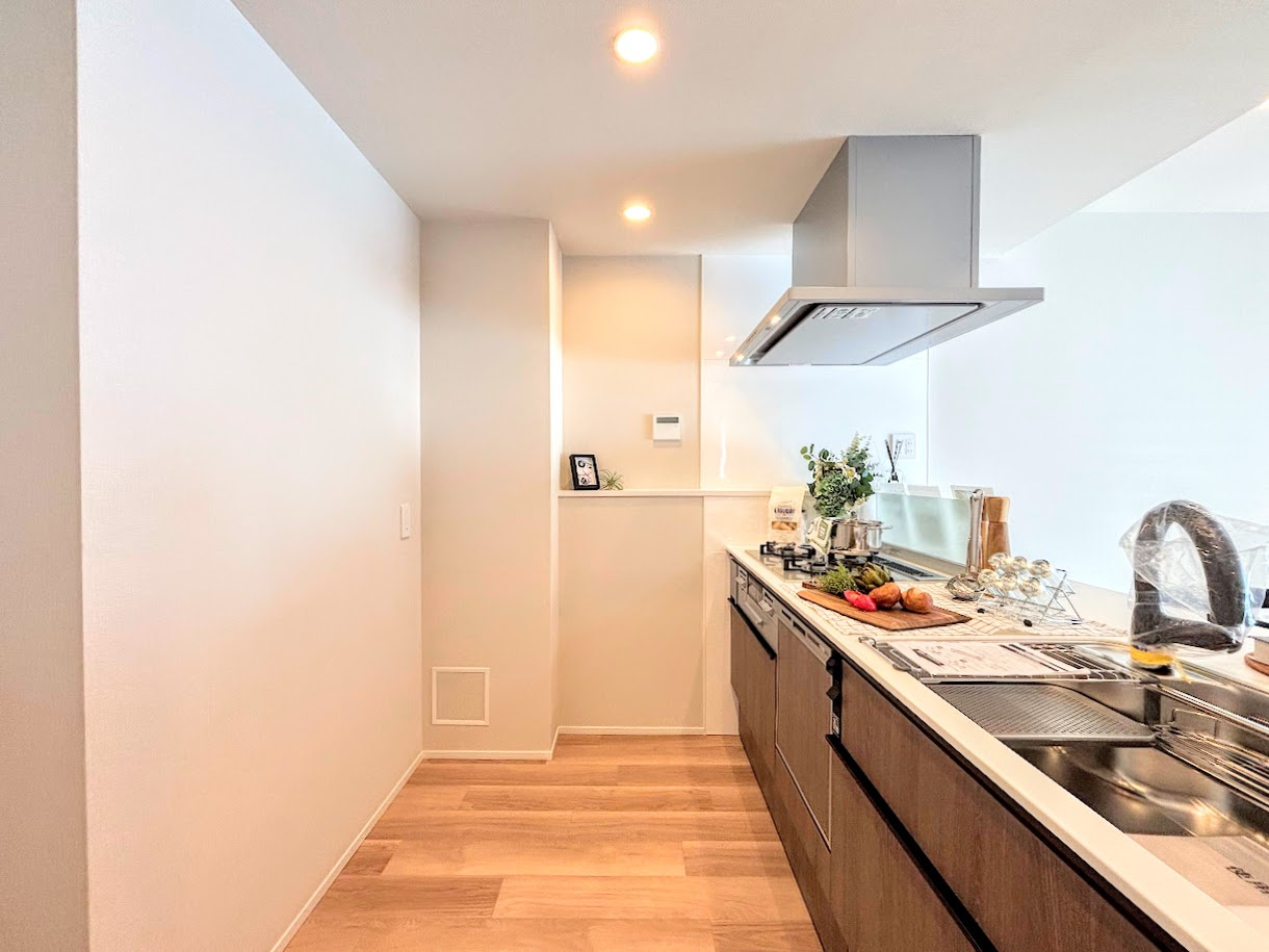 ルネ横浜戸塚のキッチン|◆デザイン性と機能性を兼ね備えたキッチンです。リビングスペースとの一体感が生まれ、広々空間を演出してくれます。
