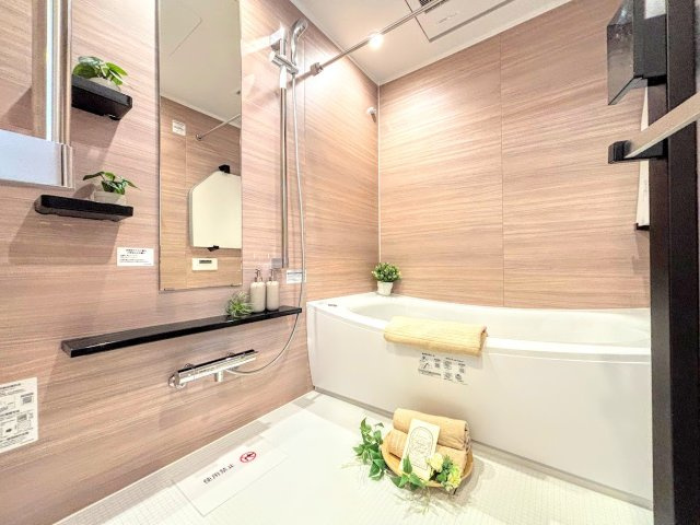 ルネ横浜戸塚の浴室|◆お子様と一緒にバスタイムを楽しめる広々空間。浴室乾燥機付で心地よいバスタイムを実現します。
