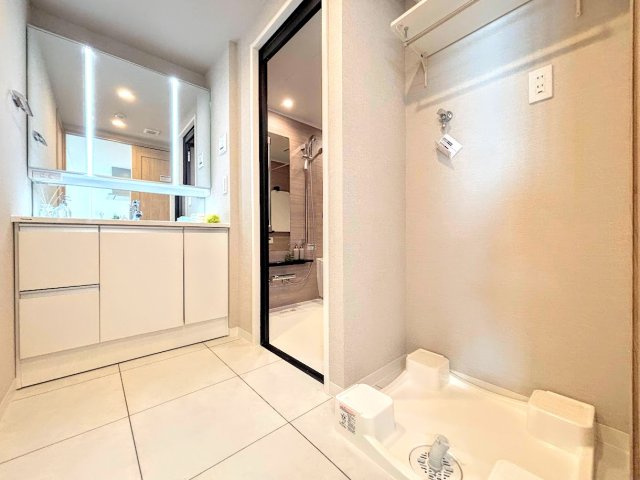 ルネ横浜戸塚の洗面所|◆毎日使う場所だから、機能的で使いやすさに配慮したパウダールーム。すっきりと使えるように収納も豊富にご用意しています。
