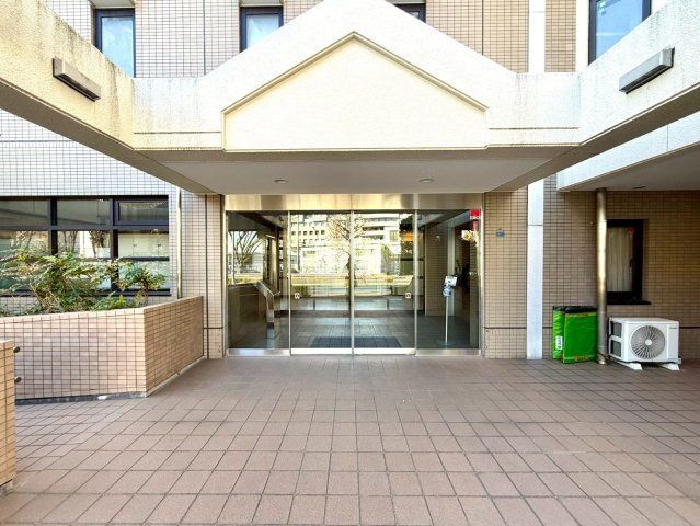 新山下ベイシティ第６号棟のエントランス
