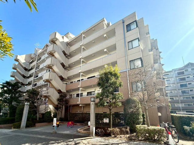 新山下ベイシティ第６号棟の外観|穏やかな時間が流れる、成熟した住宅エリア。