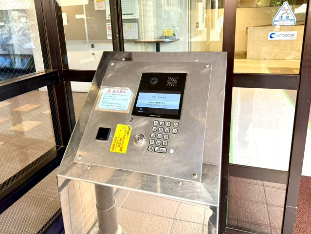 新山下ベイシティ第６号棟のエントランス|穏やかな時間が流れる、成熟した住宅エリア。