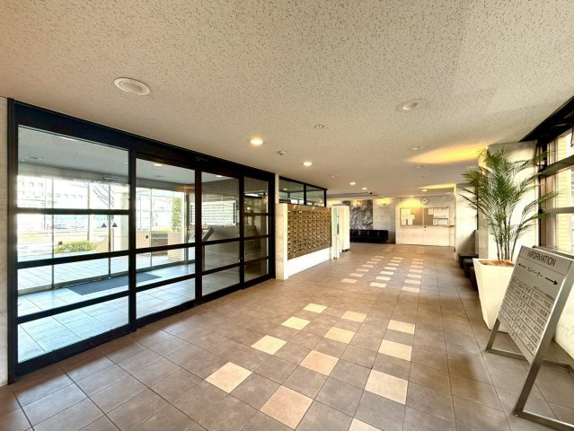新山下ベイシティ第６号棟のエントランス|静穏な環境で、自分らしい暮らしを。