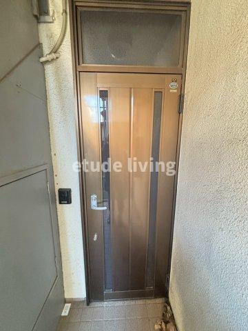 朝霞市三原３丁目のアパートのエントランス