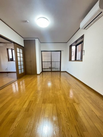 朝霞市三原３丁目のアパートの居間・リビング