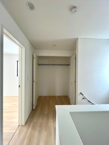 越前市瓜生町新築戸建の内装|2階ホールにも大型の収納スペースがございます。