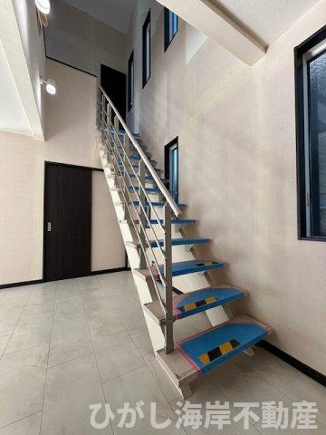 平塚市田村5丁目　中古戸建の居間・リビング|新規リフォーム完了！　リビングイン階段