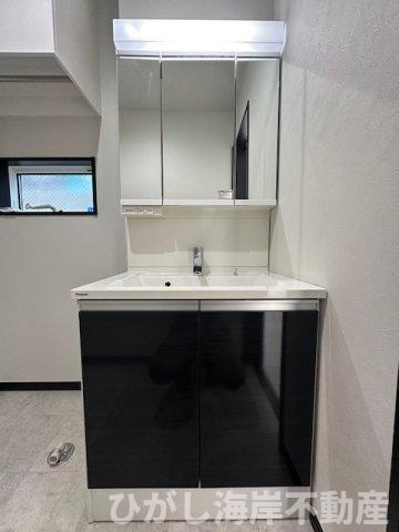 平塚市田村5丁目　中古戸建の独立洗面台|新規リフォーム完了！　三面鏡化粧台