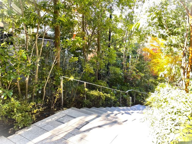 グランドメゾン白金の杜ザ・タワーの中庭