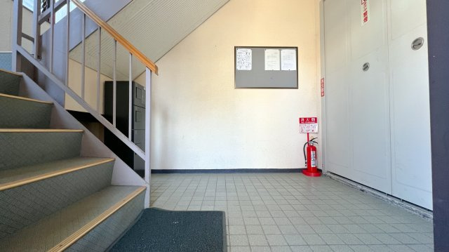 若松ハイツのエントランス