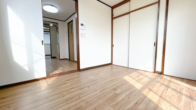 若松ハイツの洋室