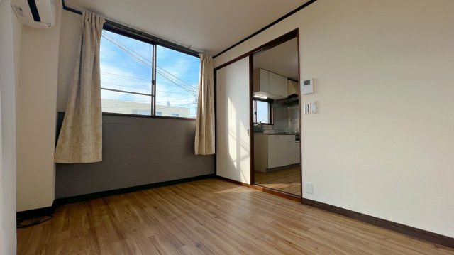 若松ハイツの洋室