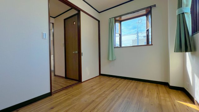 若松ハイツの洋室