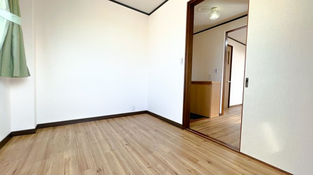若松ハイツの洋室