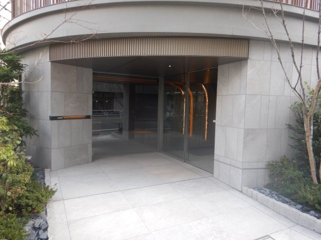 プラウド渋谷東のエントランス