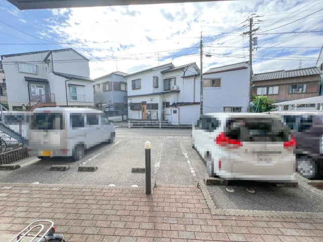 ラ･クレール薊野の駐車場