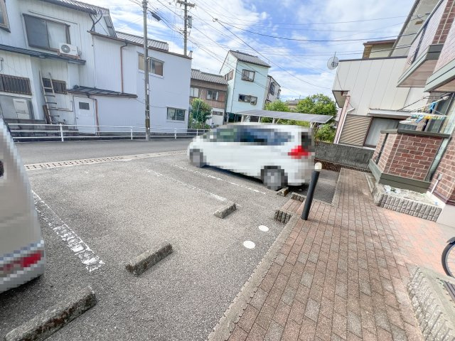 ラ･クレール薊野の駐車場