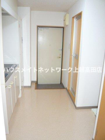 ベロウ山屋敷のキッチン|キッチン前（参考同型304号室室内写真）