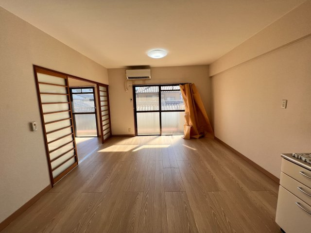 ピュアツネフジの居間・リビング