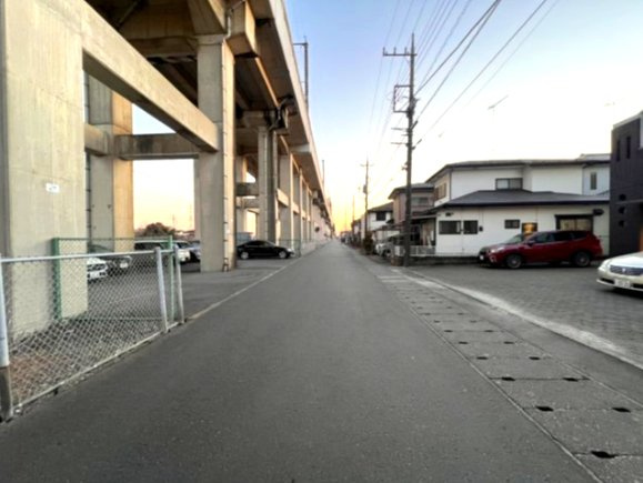 小山市大字羽田　中古注文住宅、小金井駅まで歩いて10分♪の前面道路含む現地写真