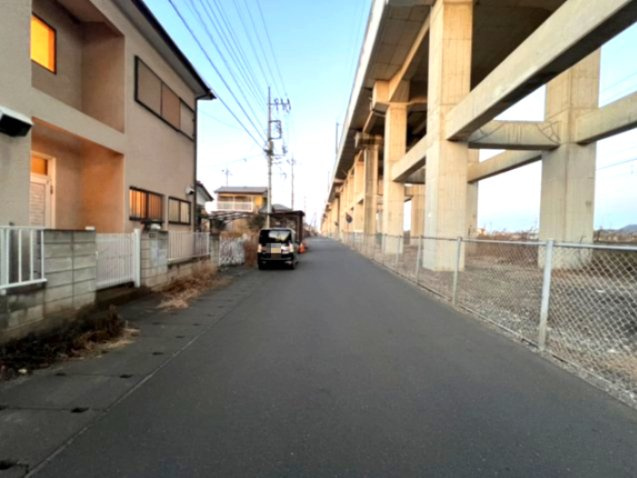 小山市大字羽川　中古注文住宅、小金井駅まで歩いて10分♪の前面道路含む現地写真