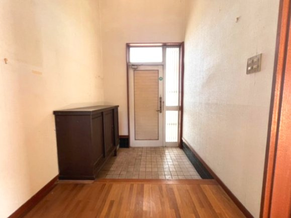 小山市大字羽田　中古注文住宅、小金井駅まで歩いて10分♪の玄関|明るい玄関です