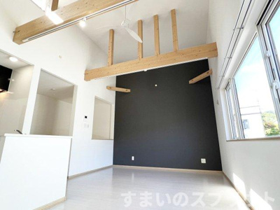 【居間・リビング】 | 南区川沿1-6タウンハウス | 飾り梁とアクセントクロスがおしゃれな内装仕上げ
