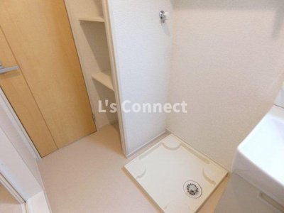 【設備】 | スウィートインプレス・エム | 室内洗濯機置き場には排水パン付き。