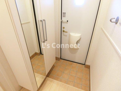 【玄関】 | スウィートインプレス・エム | 背の高い下駄箱には鏡付きで身だしなみチェック。