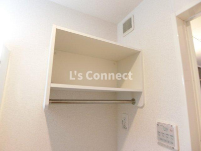 【設備】 | サニーレジデンス・ケイ | 洗濯機置き場の上にも棚があります。