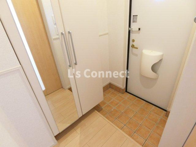 【玄関】 | サニーレジデンス・ケイ | 背の高い下駄箱には鏡付きで身だしなみチェック。