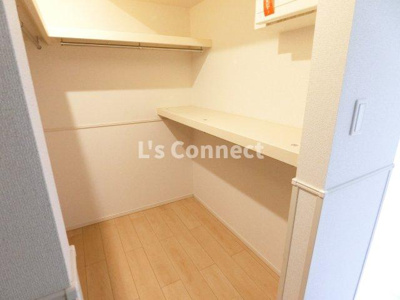 【収納】 | サニーレジデンス・ケイ | ウォークスルークローゼットでお荷物もすっきり収納。