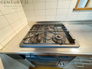 多数の調理器具を同時に使用でき、料理の効率化が可能。省エネで節約になり、様々な料理スタイルに適応できます。また、火力調整が独立しており、手入れや掃除もしやすく、今よりもっとお料理が楽しくなるかも。
