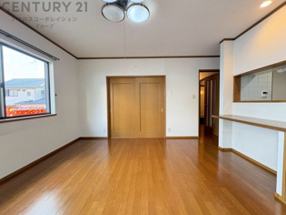 キッチン前のダイニングスペース　カウンターキッチンから料理の受け渡し等に便利です。ダイニングセットを置いても十分な広さを確保。
