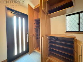 大きな玄関収納付きの玄関です　家族皆様の履物をしっかり収納できます
