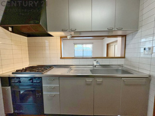 シンプルなデザインと使いやすさを兼ね備えた対面式システムキッチンは、効率的な作業スペースを提供し、家族やゲストとのコミュニケーションを促進します。
