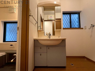 化粧品や洗顔料、歯ブラシなどの必需品をまとめて置ける収納スペースがあり、使用するたびに取り出す手間が省けます。また、水回りのため、濡れても大丈夫な素材が使用されており、お手入れが簡単です。
