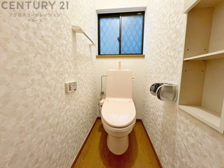 温水洗浄便座付トイレは温水洗浄機能により、暖かい水でおしりを洗浄することができ、冷たい水を使う従来の便座に比べ、温水洗浄機能で暖かいトイレを提供し、快適な使用を可能にします。
