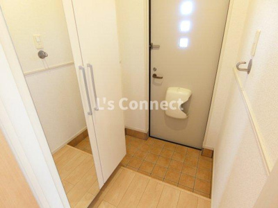 【玄関】 | クワルツ・ド・ロッシュ龍 | 背の高い下駄箱には鏡付きで身だしなみチェック。