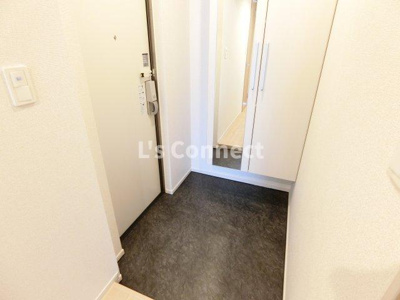 【玄関】 | ソルカリーノ | 背の高い下駄箱には鏡付きで身だしなみチェック。