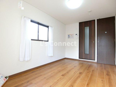 【居間・リビング】 | アクティブパレスカラフル | 角部屋で２面に窓があります。