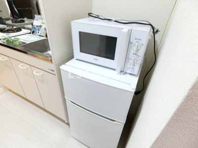 【設備】 | アクティブパレスカラフル | 冷蔵庫、洗濯機、電子レンジがついています。