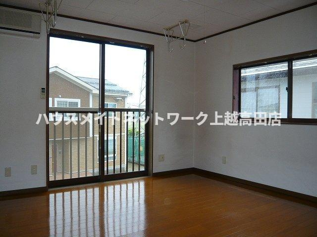 セピアハイツＢの居間・リビング|洋室