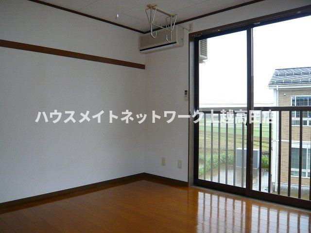 セピアハイツＢの居間・リビング|洋室