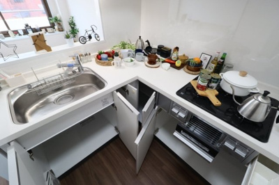 【キッチン】 | ワコーレ吉野町ガーデン | システムキッチン（3口ガスコンロ・グリル付）※家具・小物はイメージです