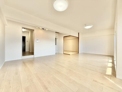 【居間・リビング】 | メゾンドール堺 | ここにはみんなが集い、食事と楽しい会話が始まる。話に夢中になりすぎて、ついつい時を忘れてしまう。そんな束の間の幸せを感じさせてくれる場所。