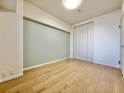 【寝室】 | メゾンドール堺 | 収納を完備！普段使いのお洋服や小物はもちろん、季節物のお洋服などもしっかりと整理整頓おしまい頂けます。居室空間をより広く隅々までお使いいただけますね♪