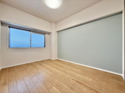 【寝室】 | メゾンドール堺 | 木目のフローリングが暖かみのある室内に。明るい寝室で心地のいい朝を迎えられそう。