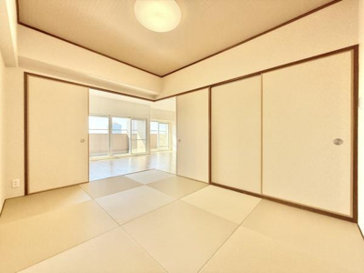 【和室】 | メゾンドール堺 | LDKと隣接した6畳の和室。
来客の際には、和室とLDKの間の扉を開けることで、開放感あふれる空間に！
